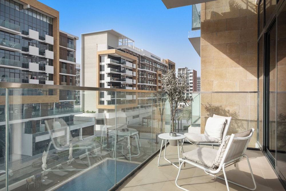 1BR Azizi Riviera B7 Pool View