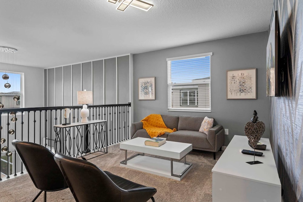 Chic Spacious 5BR Retreat Near Disney