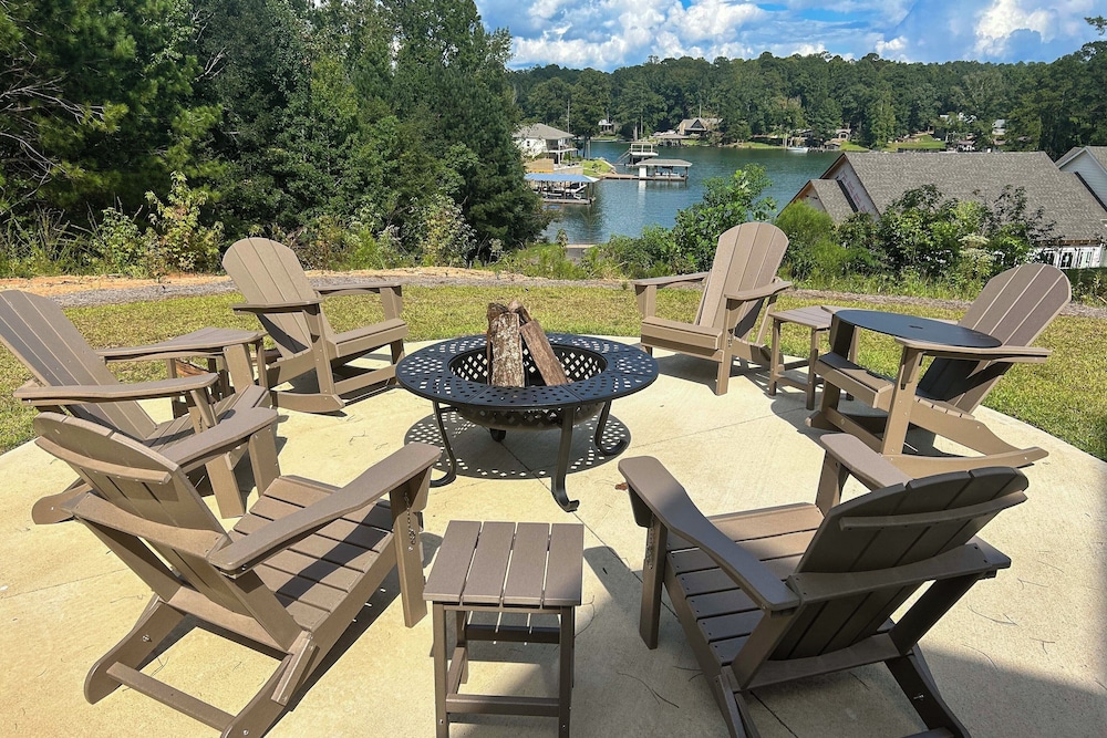 Walk to Lake Martin: Water-view Retreat w/ Deck!