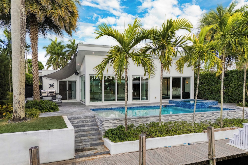 Luxury Waterfront Home w/ Pool, Hot Tub & Dock Near Las Olas Gulfstream