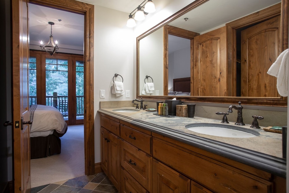 Grand Lodge - Five Bedroom #402 - Ski-in/ski-out 5 Condo