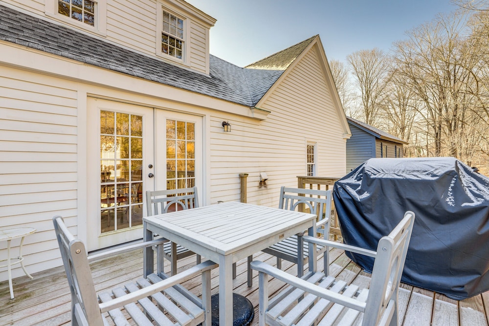 3 Mi to Dtwn: Mystic Getaway w/ Deck & Grill!