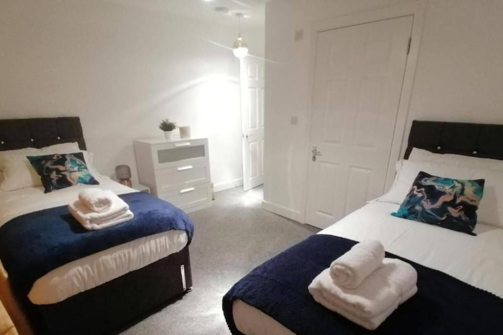 Livestay - Modern Spacious 2 Bed 2 Bath Apartment view 4