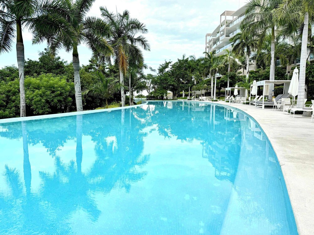 Luxury 2BR Bolongo Ocean View Private Beach