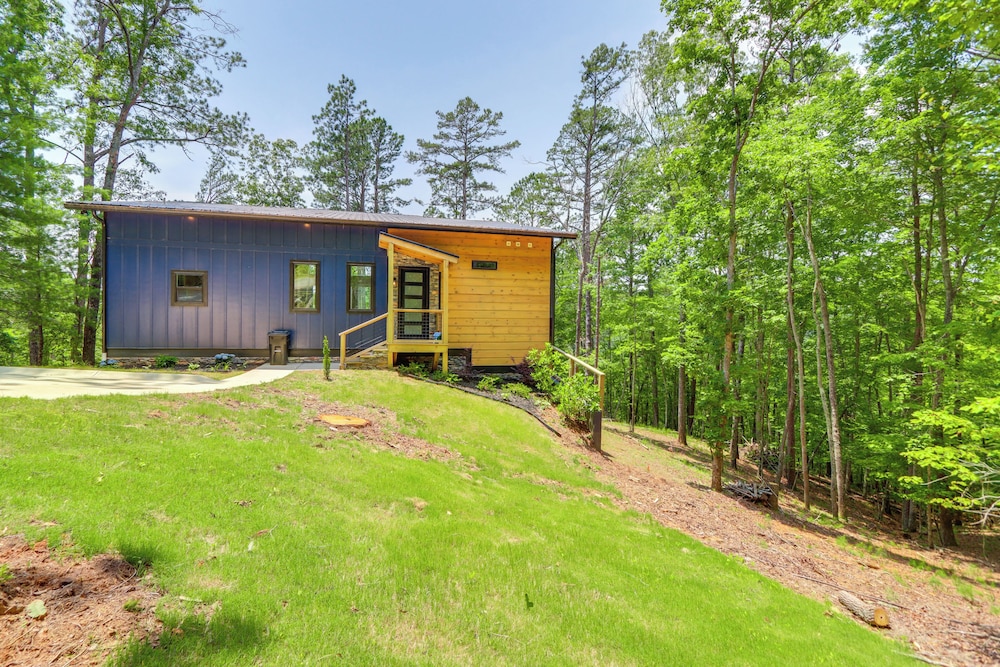10 Mi to Dtwn: Home w/ Spacious Patio in Ellijay!
