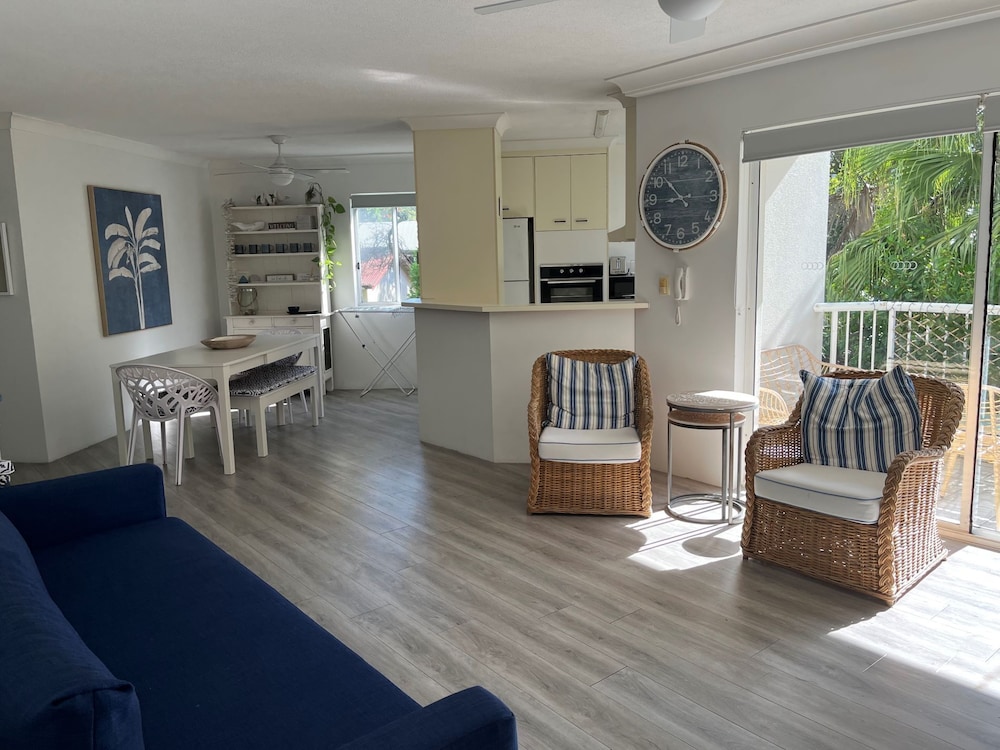 Cosy Central Burleigh Getaway