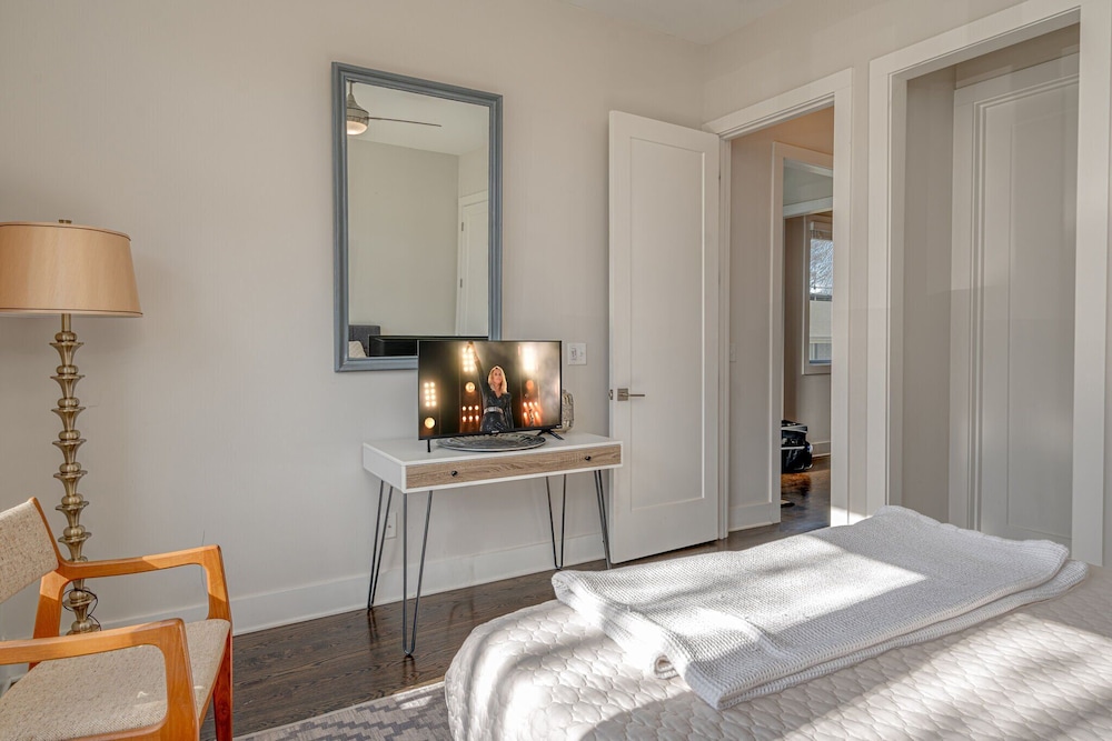 Cultured Coach - Mins to Broadway - Private Rooftop