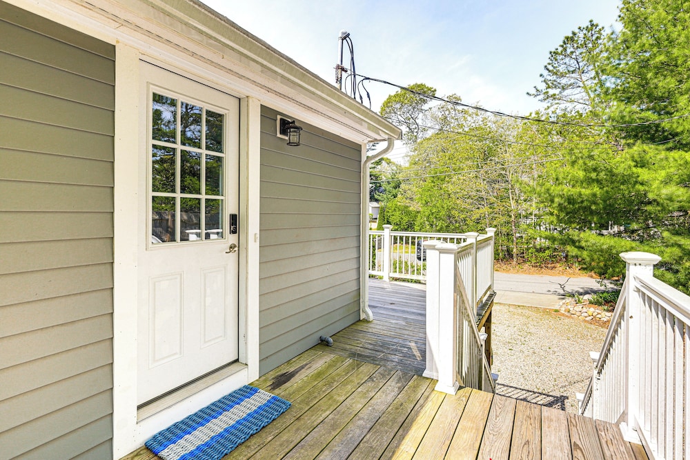 3 Mi to Mashpee Commons: Family Home w/ Fireplace