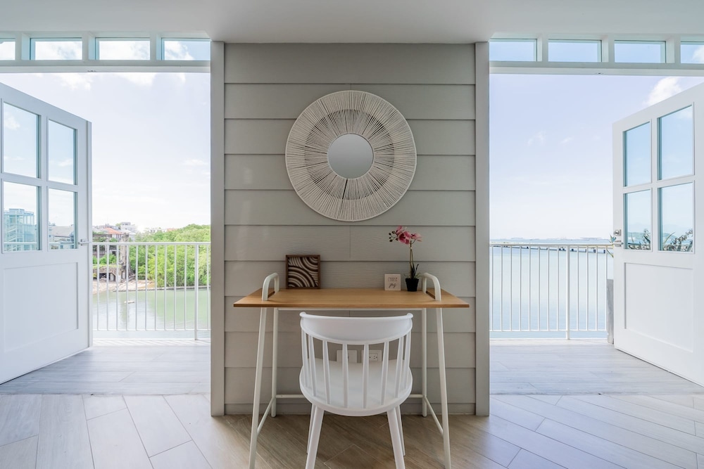 w Phenomenal 2BR w Fantastic View in Panama