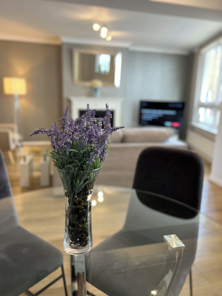 Kensington Private House- Walk to stores and tube-PRIVATE entrance- In Central London