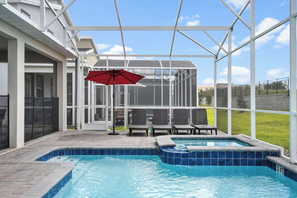 Luxury 10-bedroom Villa in Champions Gate Resort