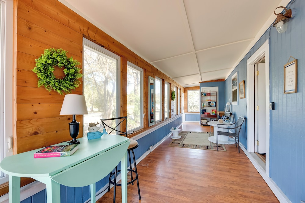 1 Mi to Fishing Pier: Apalachicola Bay Getaway!