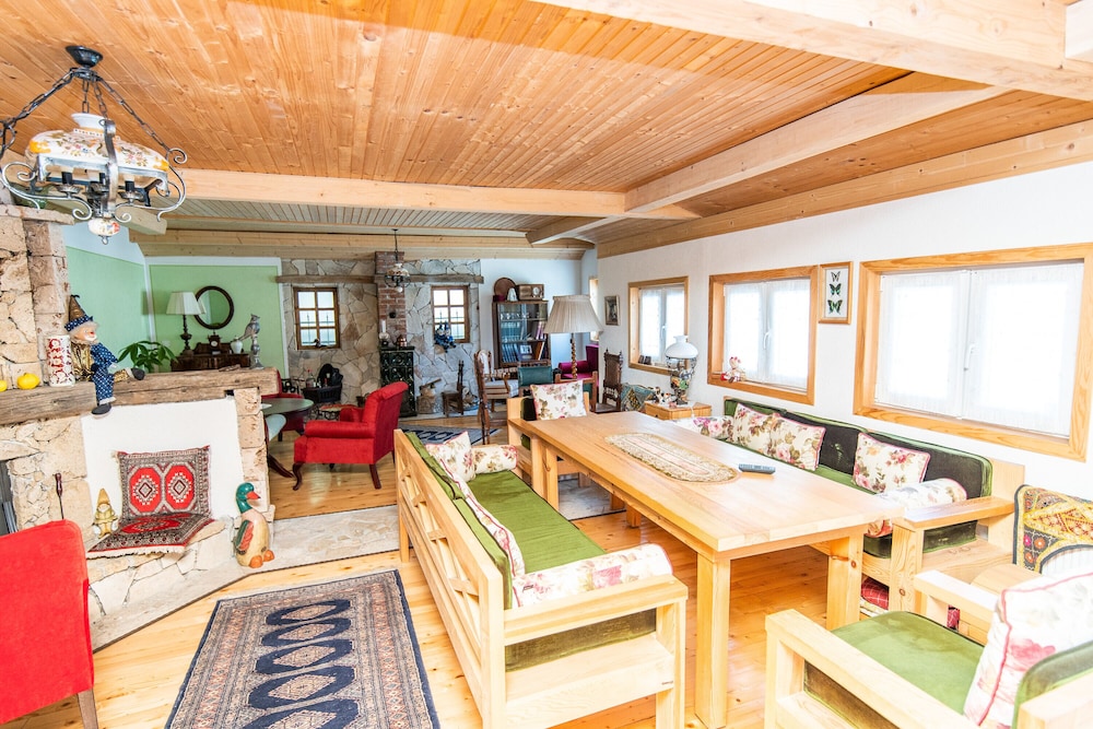 Luxury Green Oasis Villa With Pool! view 2