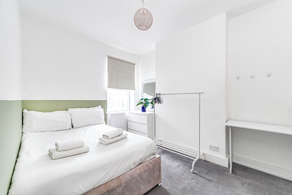 Spacious & Chic 3bed House in London