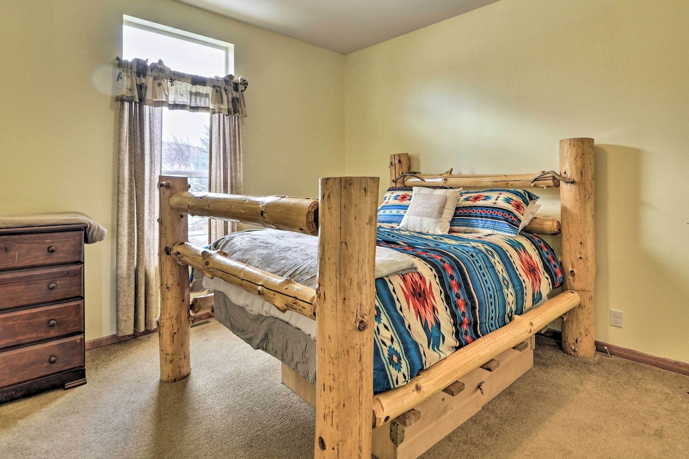 Charming Cody Vacation Home w/ Mtn Views! view 3