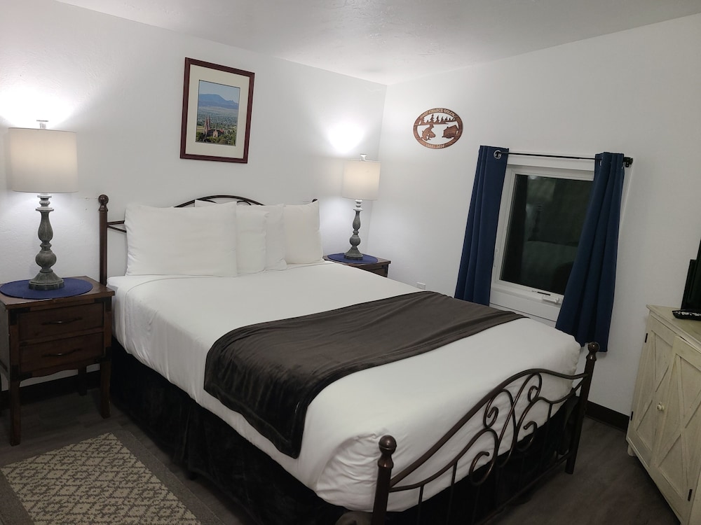 Lamplighter Cabins & Suites