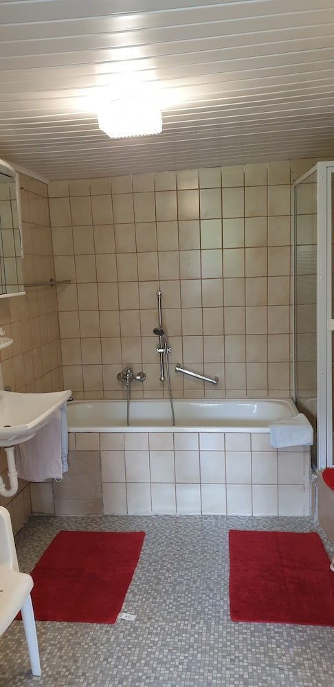 Tobetour 1 en Leiwen — bathroom