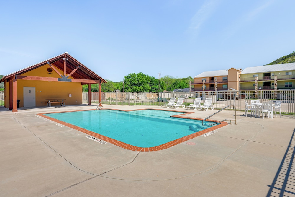 'rio Vista' Condo: Direct Guadalupe River Access!