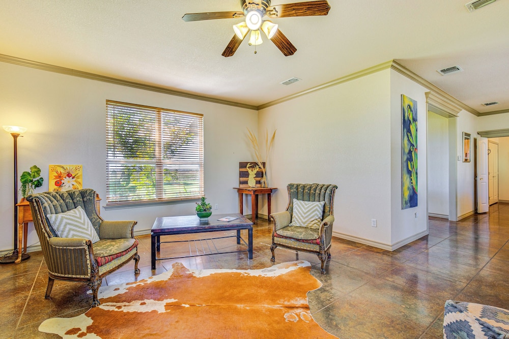 30 Mi to Fort Worth: Rural Retreat w/ Patio!
