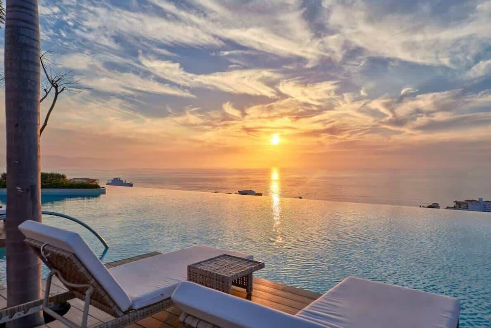 Soho PV Stunning Views Luxury Heated Rooftop Pool