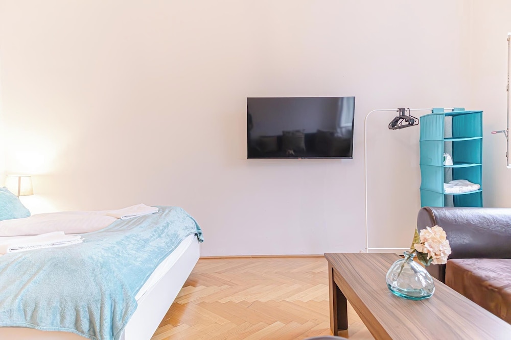 Simple 2 Bedroom Apartment with WiFi
