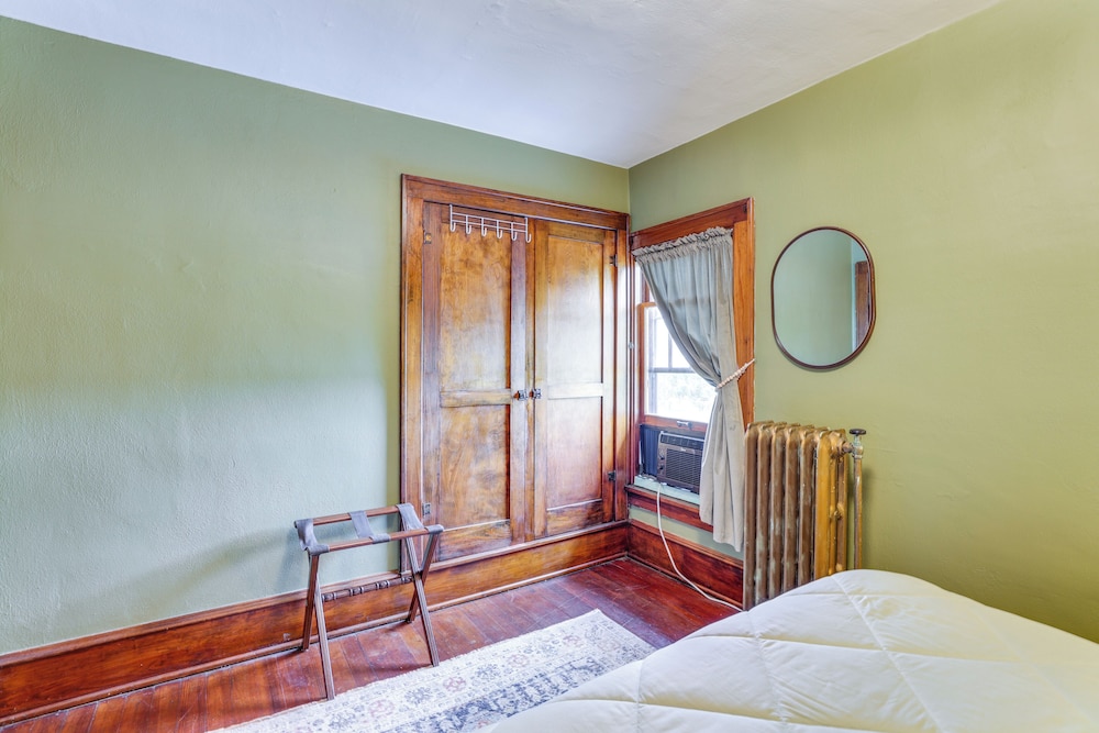 Group Getaway: Luxe Farmhouse in Mt Horeb!