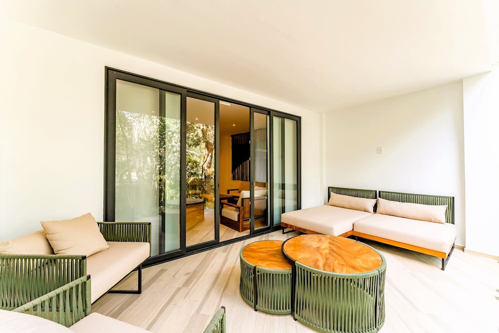 Anana Yaaxlum 105 S Oasis Pool and Jacuzzi
