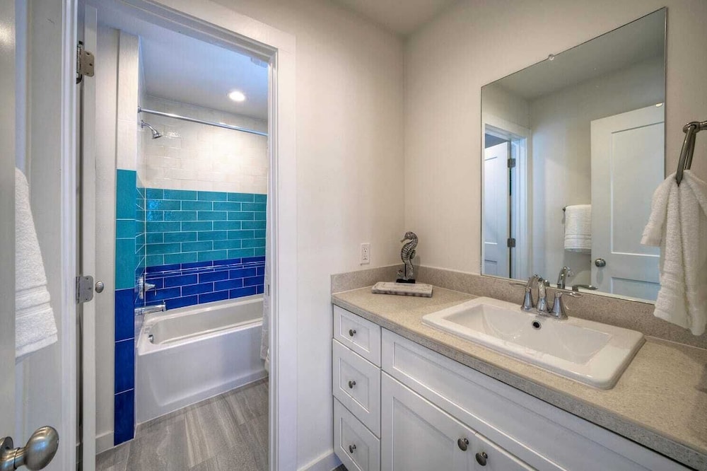 2 Homes in Old Town by Avantstay Sleeps 19, Pool, Newly Built Walk to Eats, Music, & More