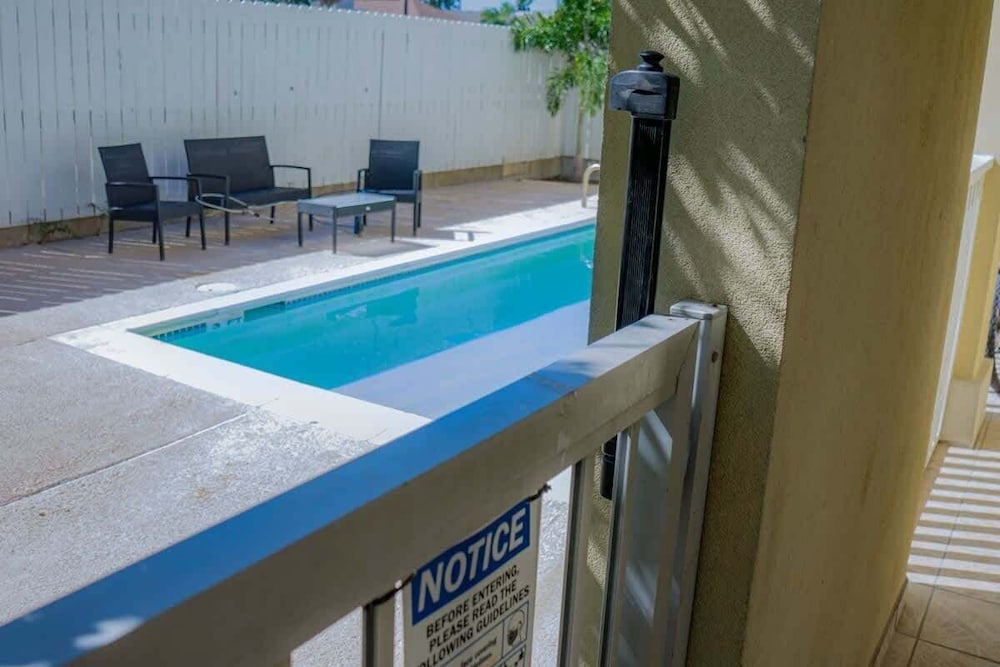 Open & Modern Pool #b Walk To Beach 2 Bedroom Condo