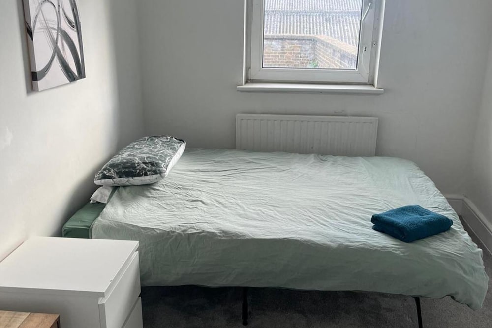 Albans Road Apartment - 4 Bedroom Luxury Stay