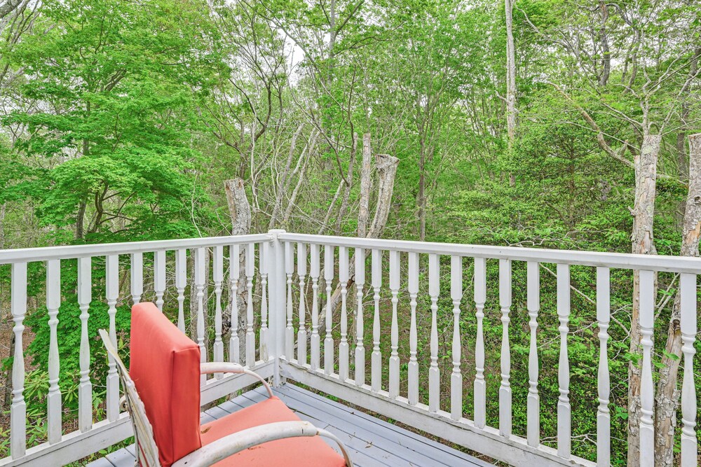 20-acre Hamptons Nature Escape w/ Hot Tub & Pool