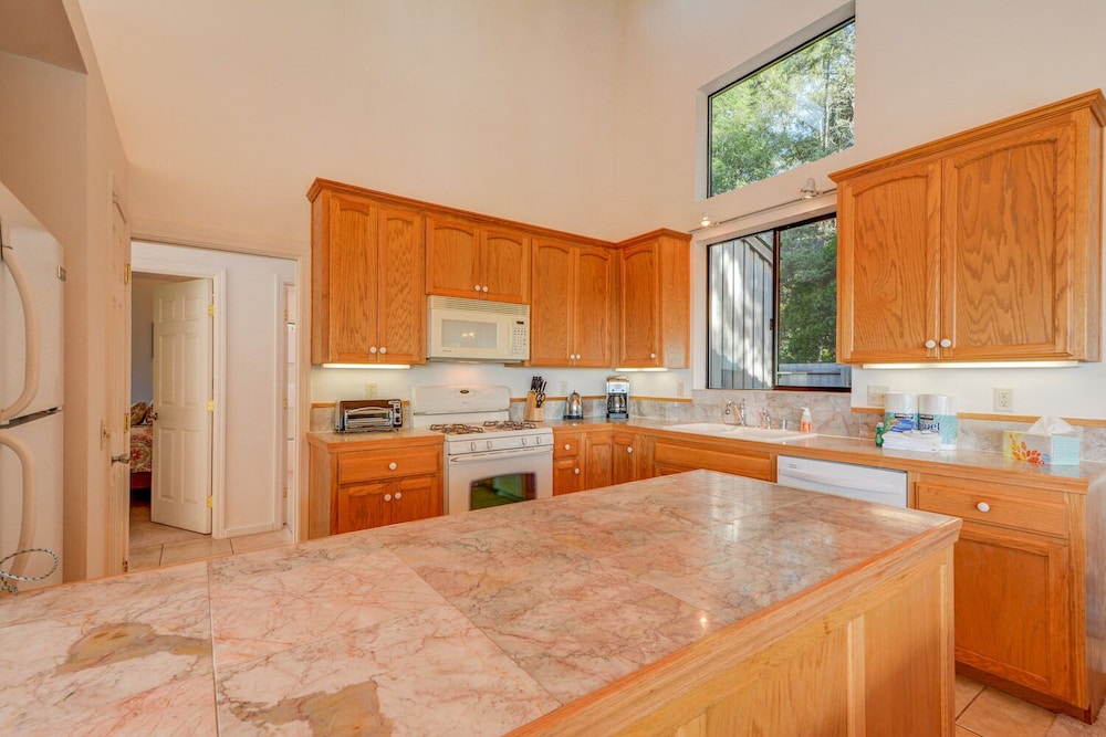 Pacific Splendor Private Hot Tub w/ Views! view 4
