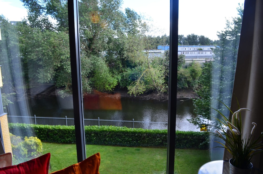 MetroStays - Riverside Apartment