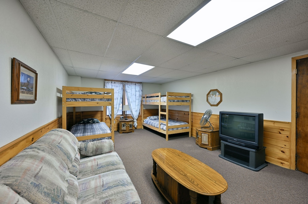 Kenny Lodge 4 Bedroom Hotel Room by RedAwning