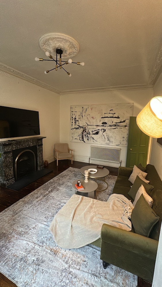Cosy West Kensington Apartment - 3 Min to Tube