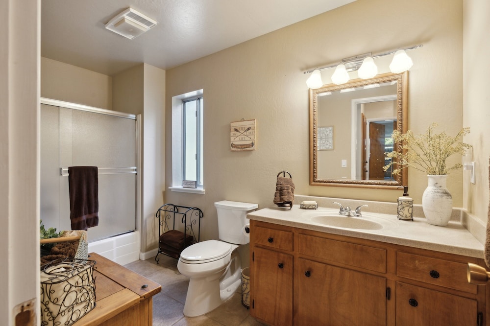 Whispering Pines Retreat 5 Bedroom Home by Yosemite Region Resorts