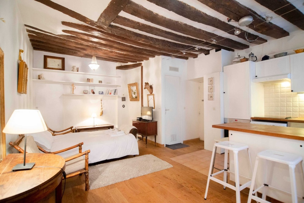 Bright and Spacious Notting Hill Nest
