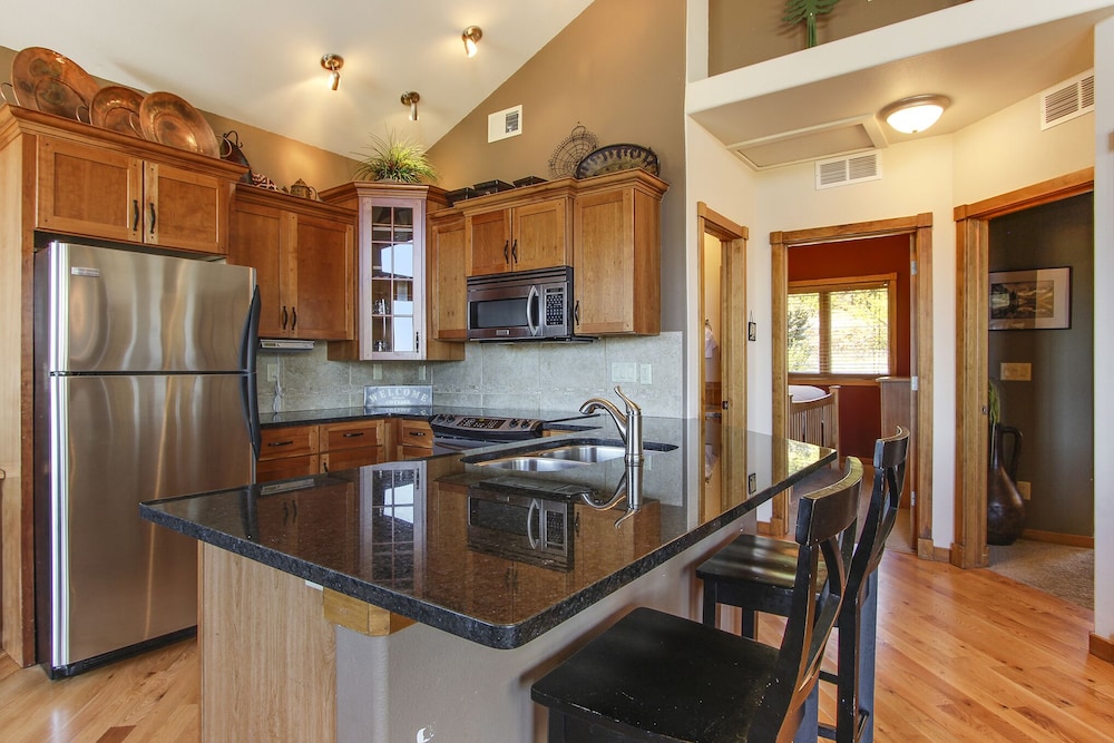 The Twin Owls 21a 2 Bedroom Condo by RedAwning - Property Image 29