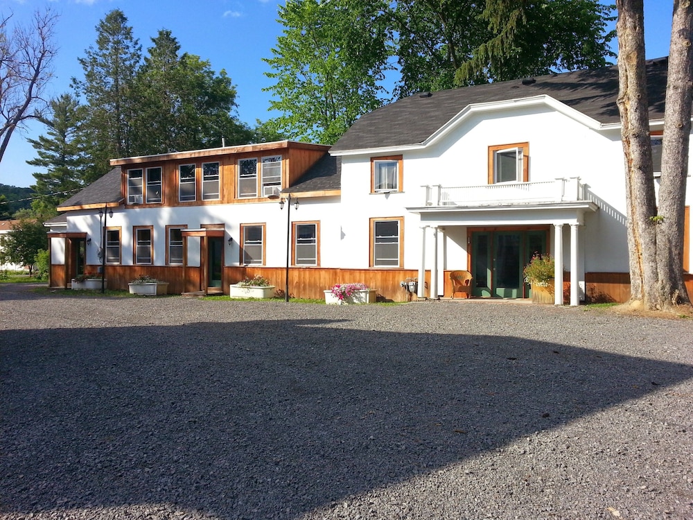 Utica Vacations - Townhouse Hotel - Property Image 1