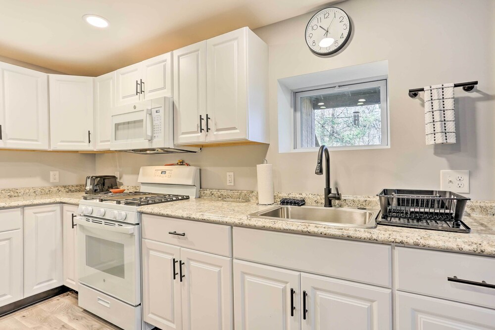 Charming Beacon Apt w/ Fire Pit: Near Hiking! - Property Image 3