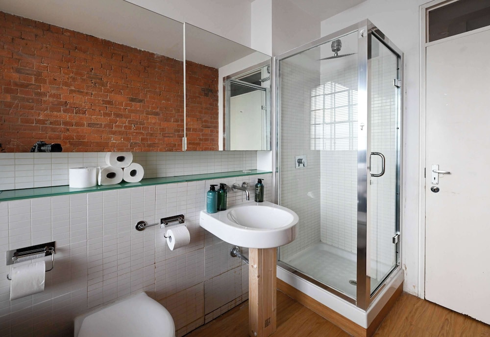 Characterful Double Bedroom in a Converted Warehouse Shoreditch