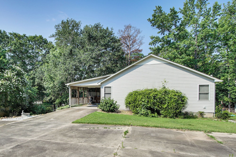 < 1 Mi to Marina: Fair Play Home on Lake Hartwell