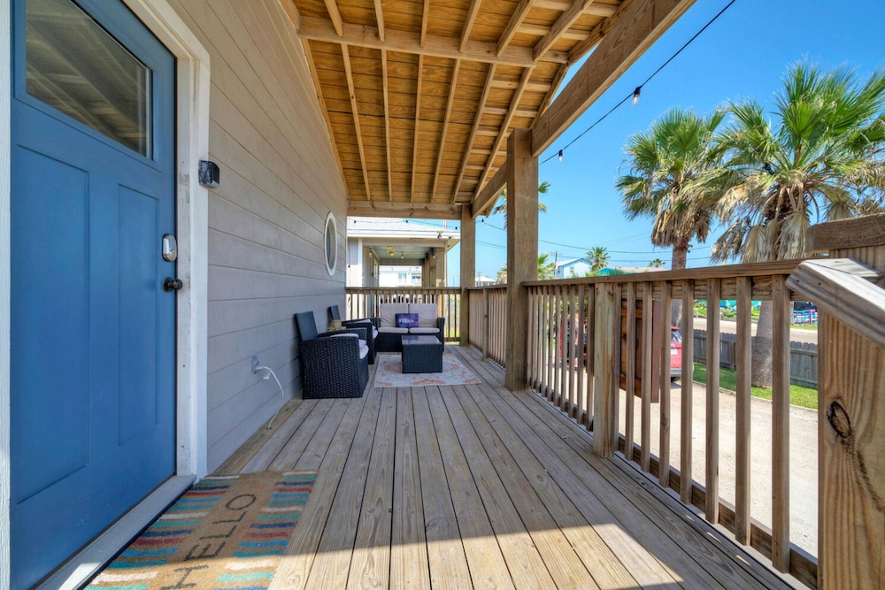 Dual Port A Cottages 2 Complete Homes Walk to the Beach Patio Fully-equipped Kitchens