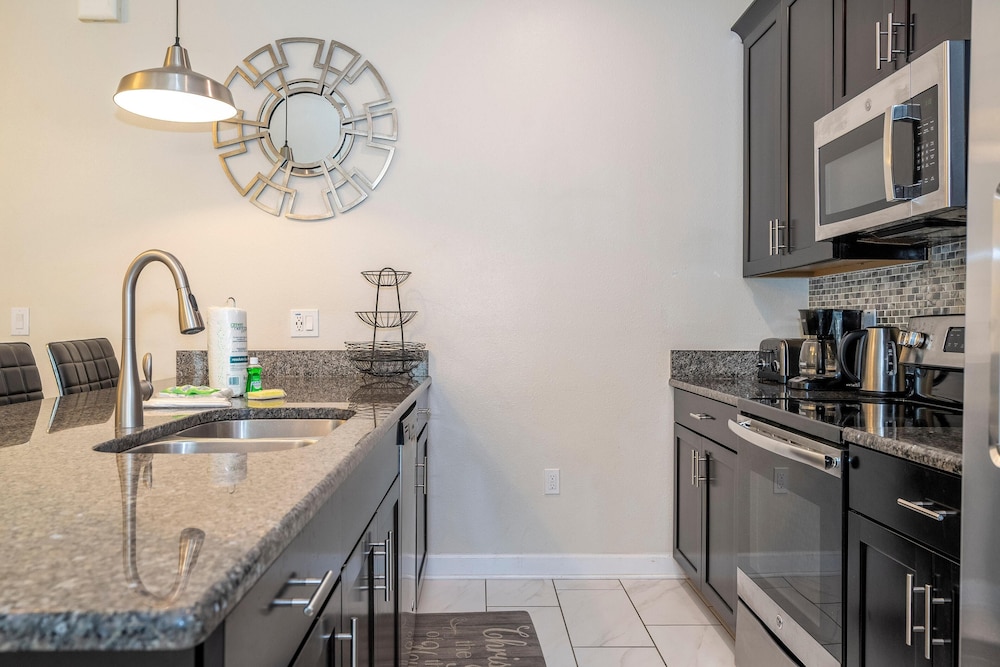 3085 TS - Opulent 5 BR Townhome Private Pool