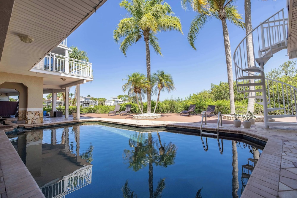 6B Waterfront Game Room Pool Hot Tub Dock
