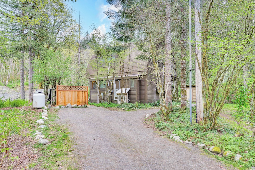 Riverfront Skykomish Cabin w/ Private Hot Tub!