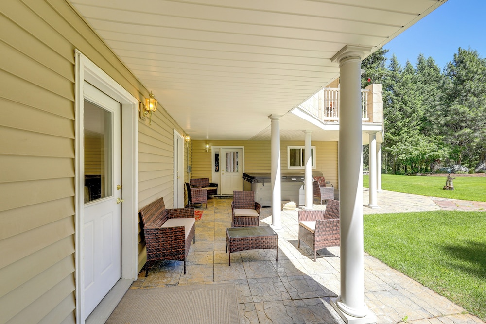 Walk to Happy's Inn & Lake Access: Libby Apartment