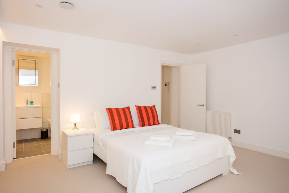 Newly Refurbished Modern 3 Bedroom Apartment in Affluent Fulham