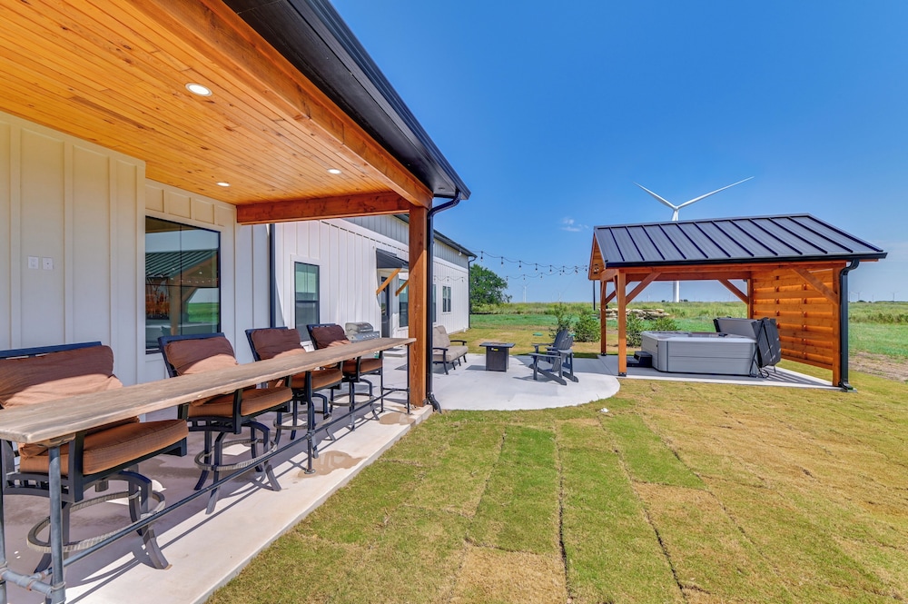 Rural Home w/ Hot Tub < 7 Mi to Winery & Golfing