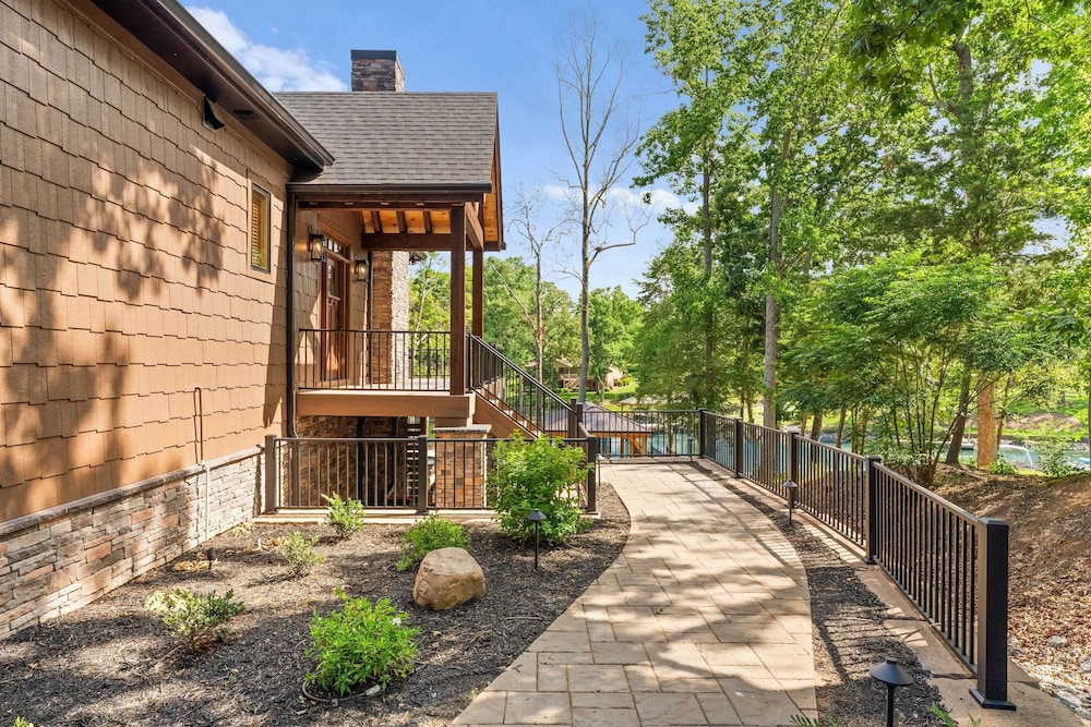 Black Bear Lodge by Avantstay Lakefront Dock Pool Theater Sleeps 20